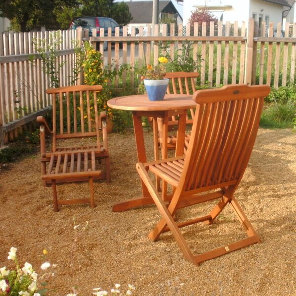 Holzliegestühle und Tisch im Garten